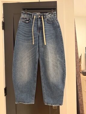KBB by Kahlana Barrel Leg Jeans in Medium Blue - Unbranded